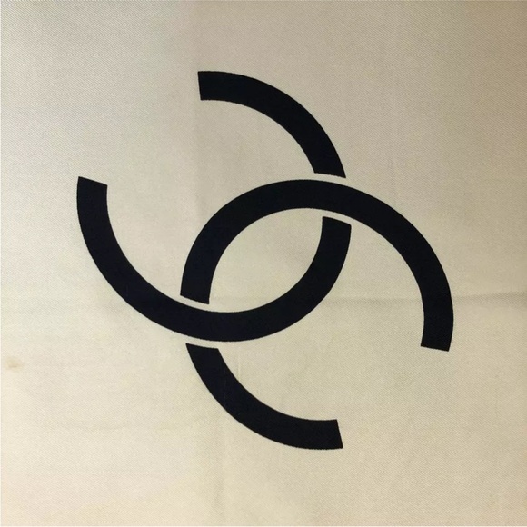 ✨🛍️ Chanel Ivory CC Logo Silk Scarf - Picture 6 of 7